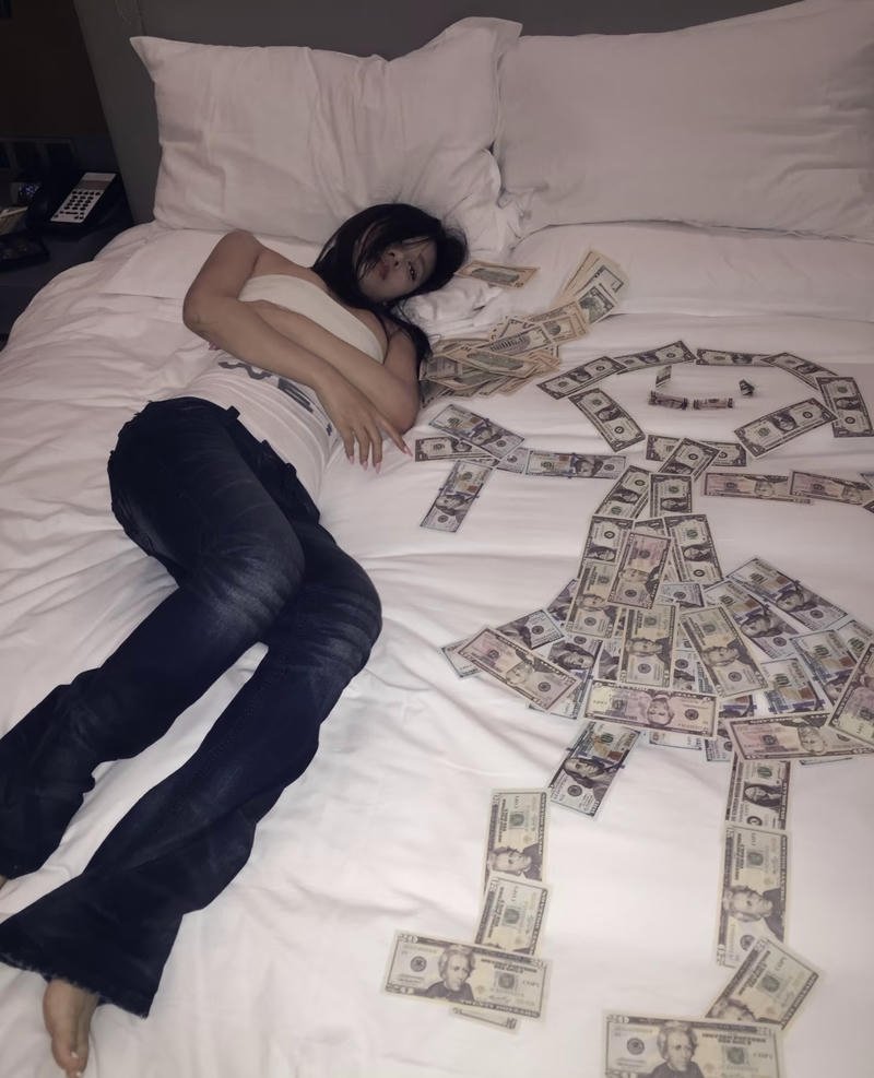 Niềm vui khi ví đầy thể hiện trong meme tiền