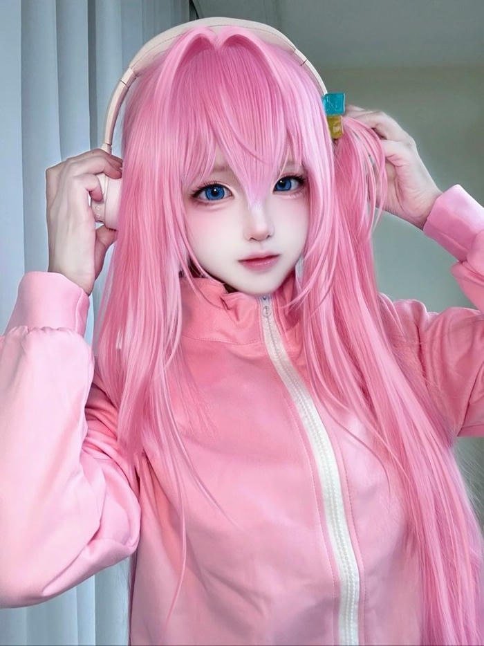 Nữ cosplay anime dễ thương với nụ cười nhẹ nhàng