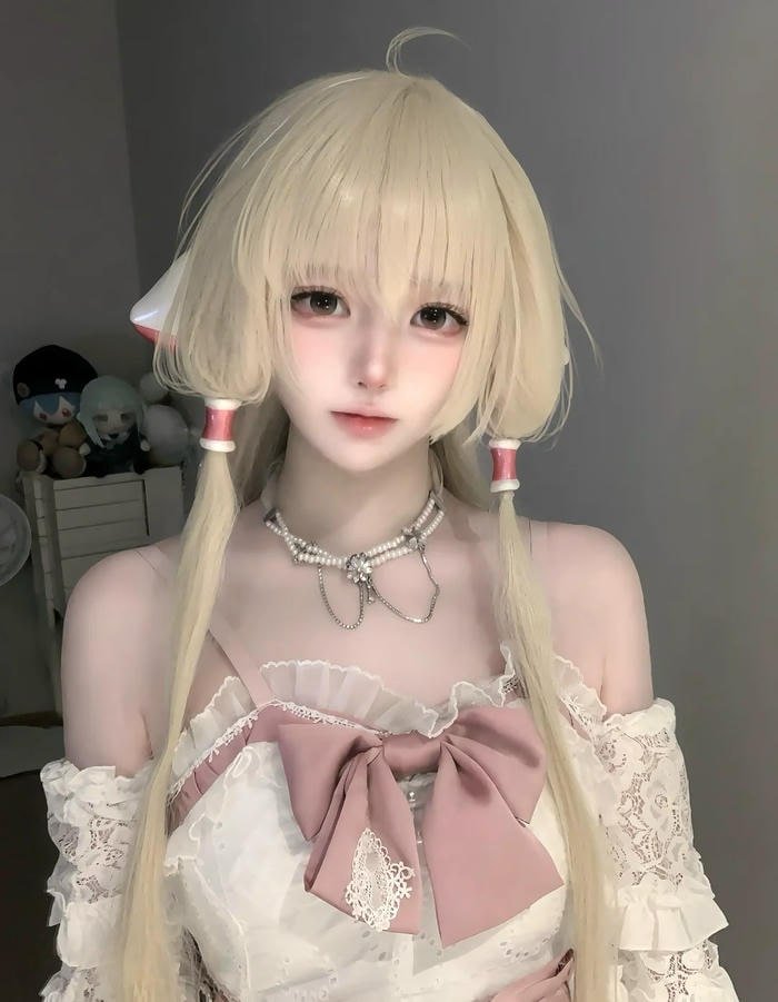 Nữ cosplay anime với biểu cảm ngọt ngào đáng yêu