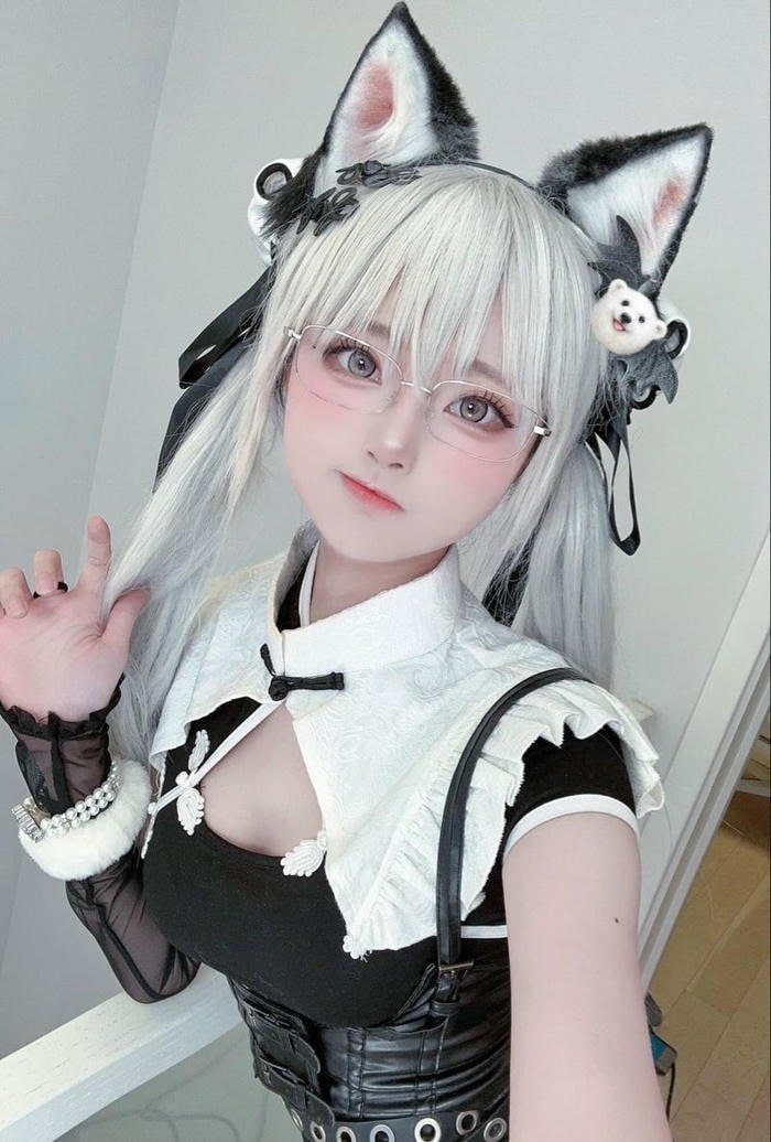 Nữ cosplay mèo cute với tai mèo và váy ngắn