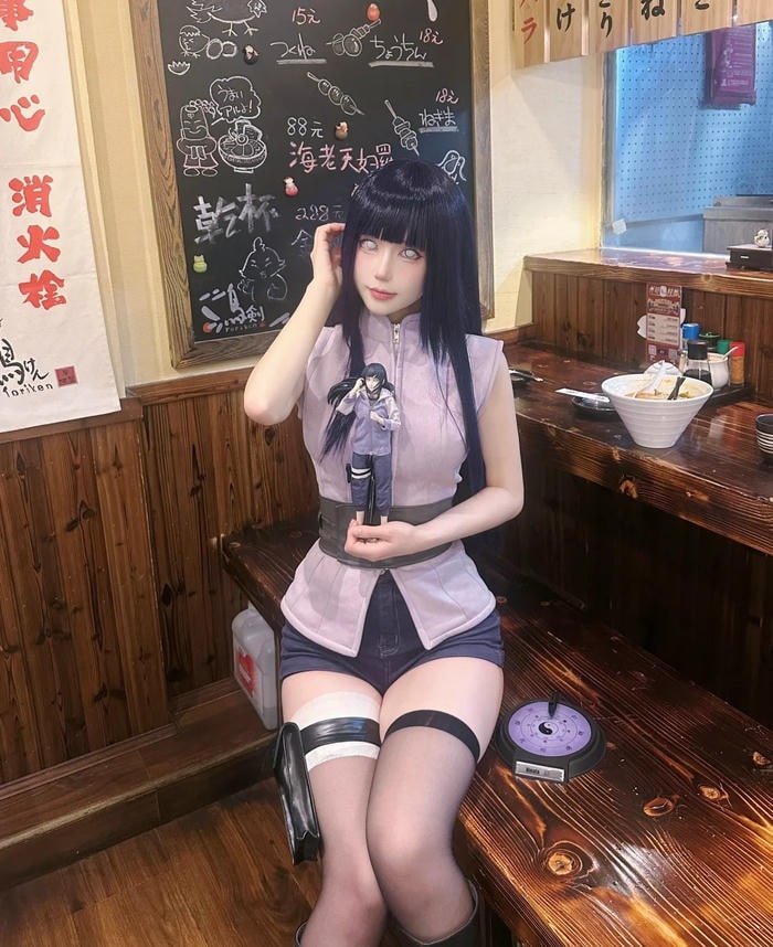Nữ cosplayer anime với biểu cảm đáng yêu