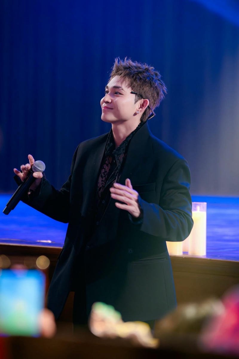 Nụ cười ấm áp hình nền Jun Phạm đẹp trai