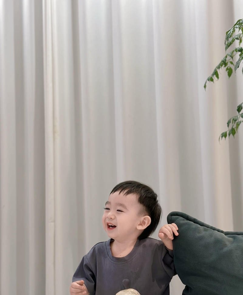 Nụ cười hồn nhiên của em bé trai dễ thương