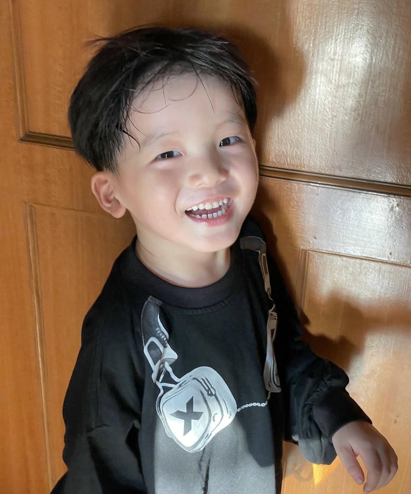 Nụ cười ngây thơ của ảnh bé trai đáng yêu