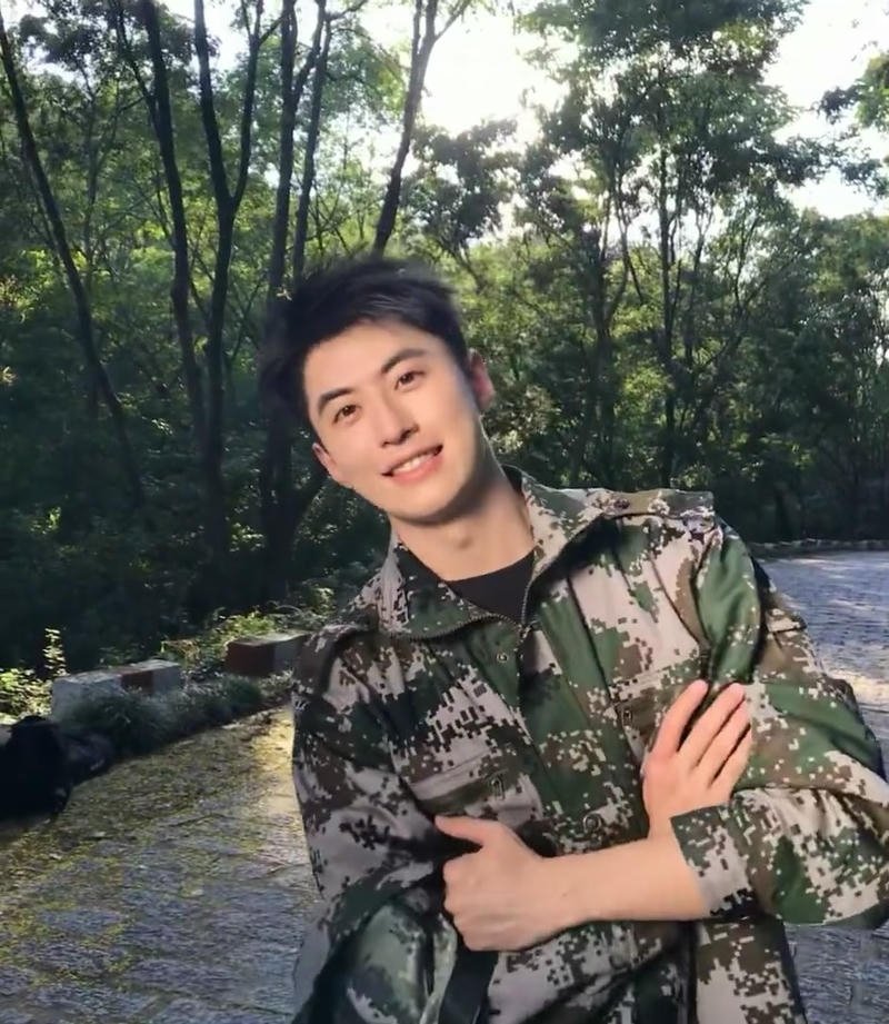 Nụ cười rạng rỡ của bộ đội trẻ siêu cuốn hút