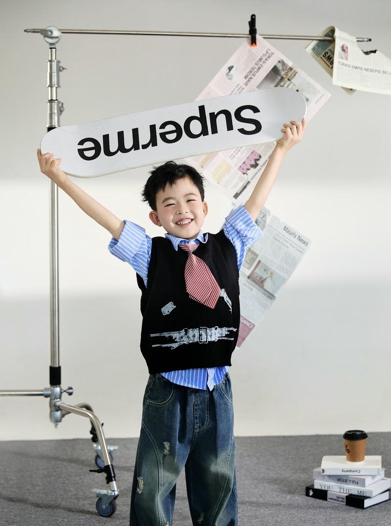 Nụ cười tinh nghịch của cậu bé nhỏ dễ thương