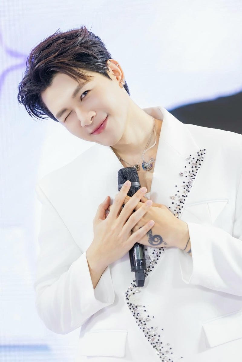 Nụ cười tươi của Anh Tú Atus rạng rỡ