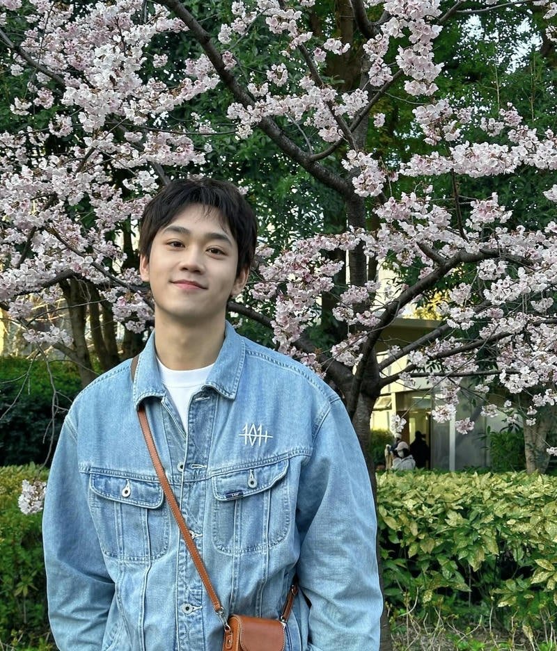 Nụ cười tươi của ảnh trai đẹp cute ngoài trời