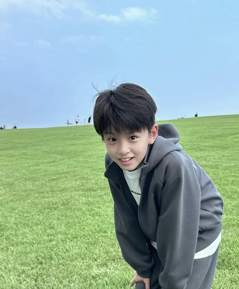 Nụ cười tươi trong ảnh trai đẹp 13 tuổi