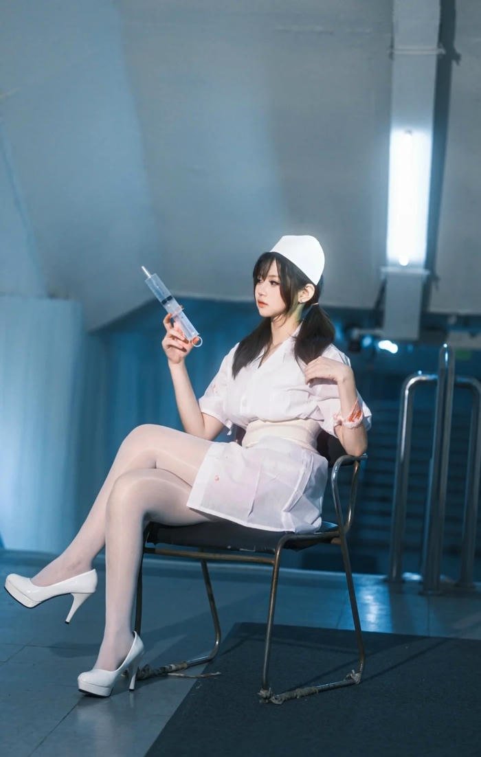 Nữ gymer cosplay y tá váy trắng cute phong cách