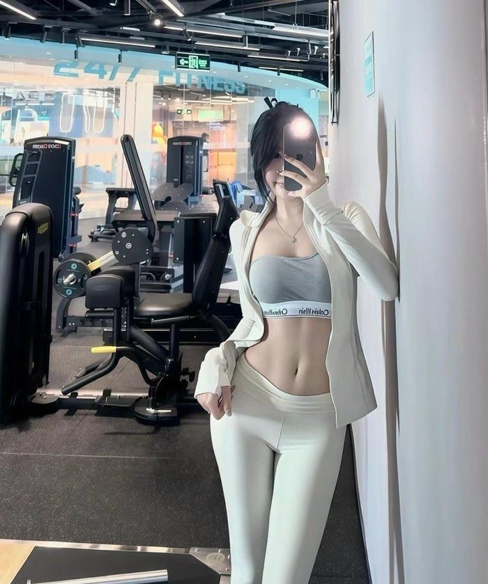 Nữ gymer luyện tập chăm chỉ với dụng cụ fitness