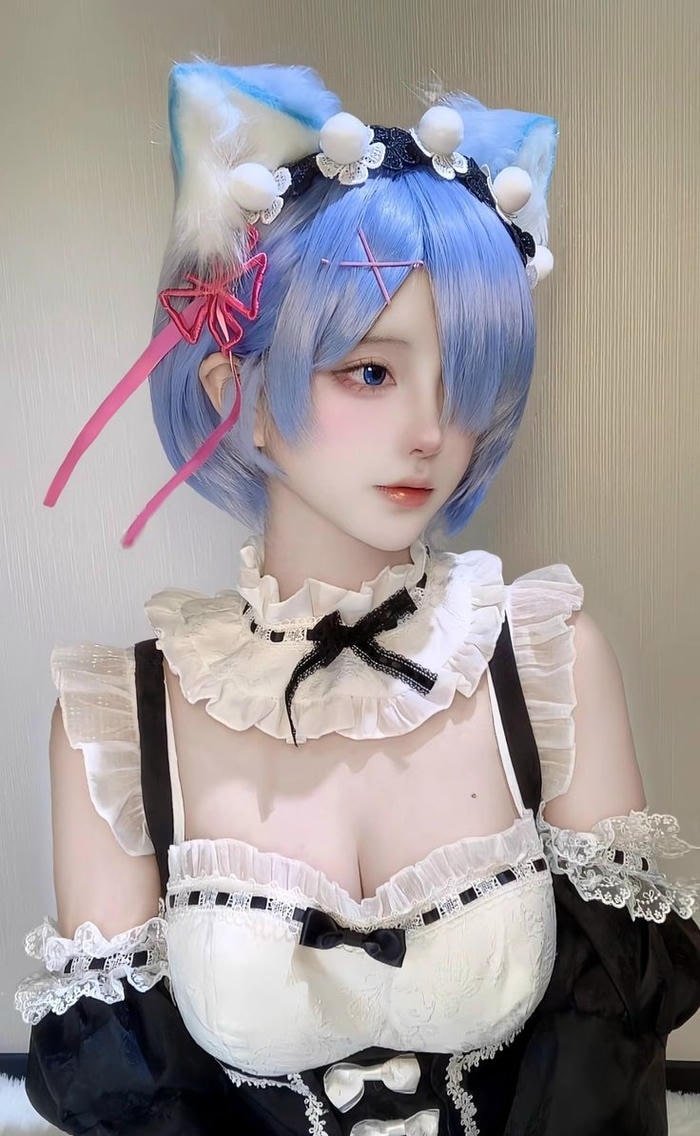 Phong cách cổ điển và váy ren trắng cosplay hầu gái