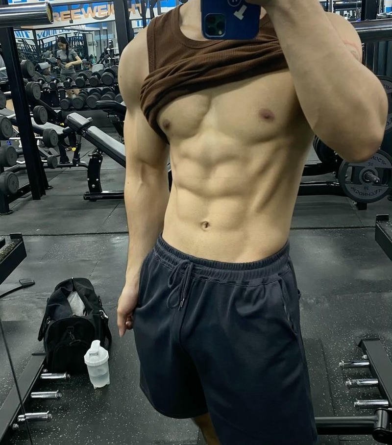 Phong cách lạnh lùng của trai đẹp sáu múi