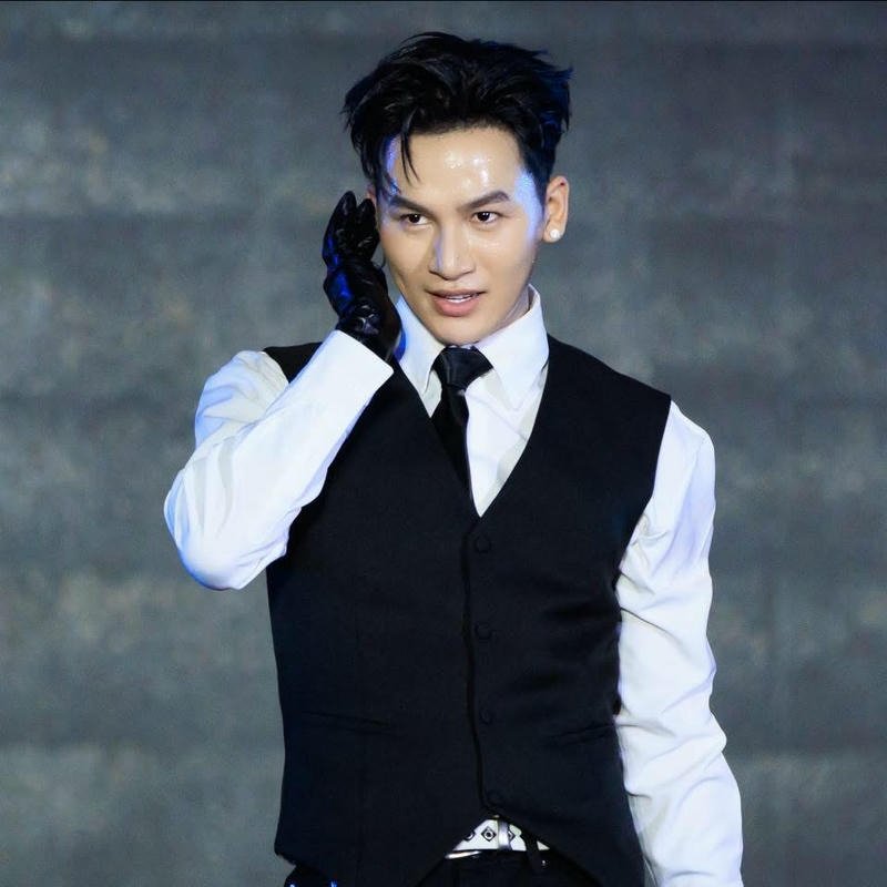 Phong cách lịch lãm của Ali Hoàng Dương hiện đại