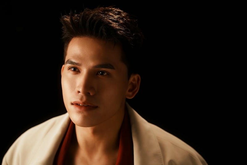 Phong cách lịch lãm của Quốc Thiên khi chụp ảnh