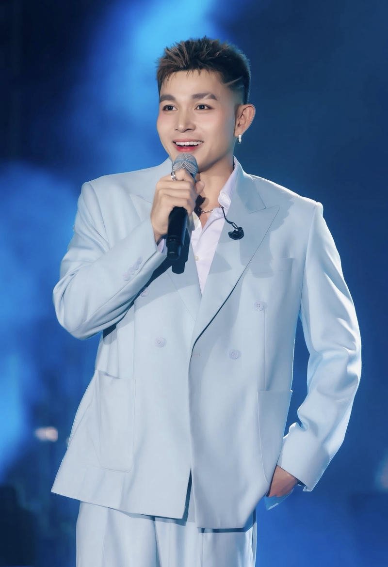 Phong cách lịch lãm hình nền Jun Phạm với vest