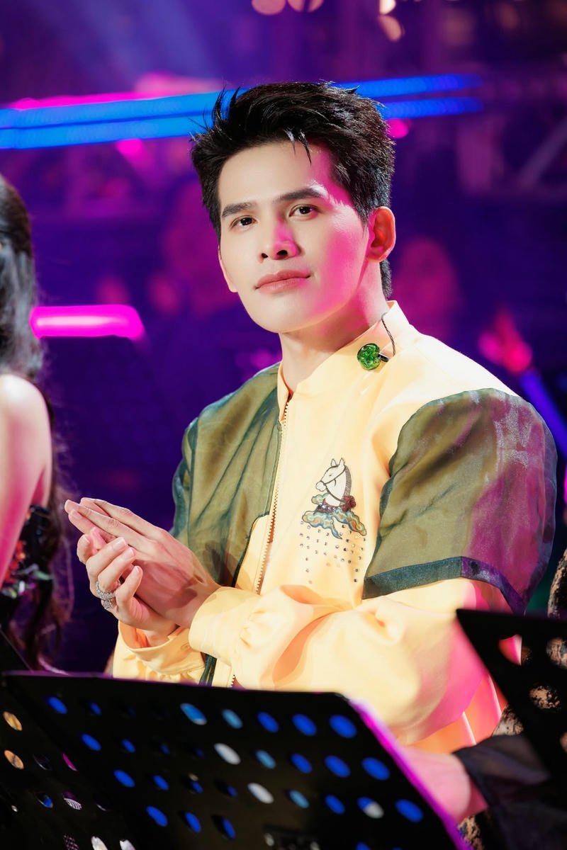 Phong cách lịch lãm trong ảnh Quốc Thiên khi dự sự kiện