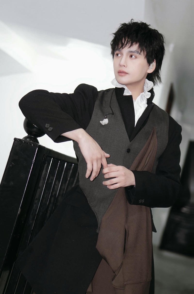 Phong cách lịch lãm trong bộ vest hình nền Nguyễn Trần Trung Quân