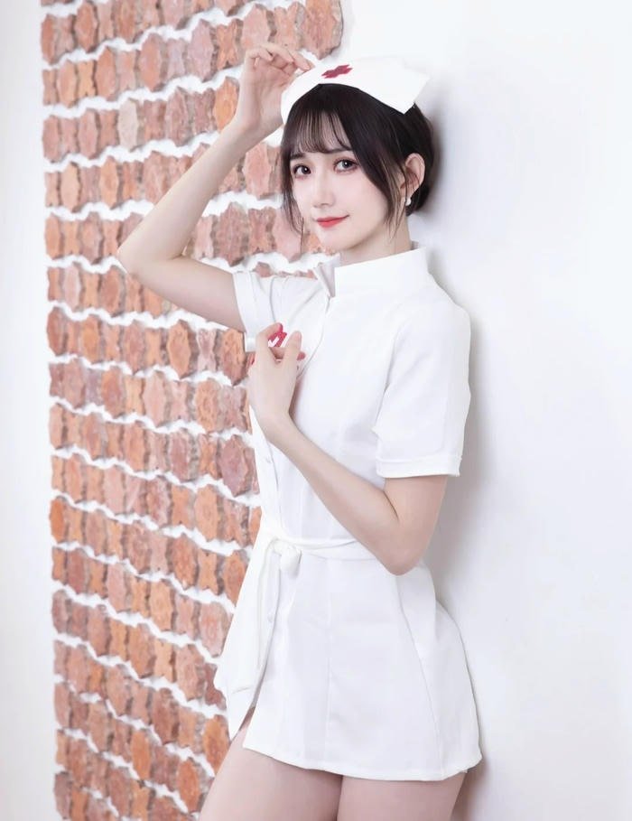 Phong thái girl nurse với ánh nhìn cuốn hút