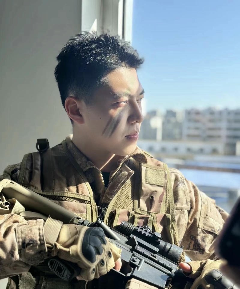 Phong thái mạnh mẽ của ảnh bộ đội đẹp trai đời thường