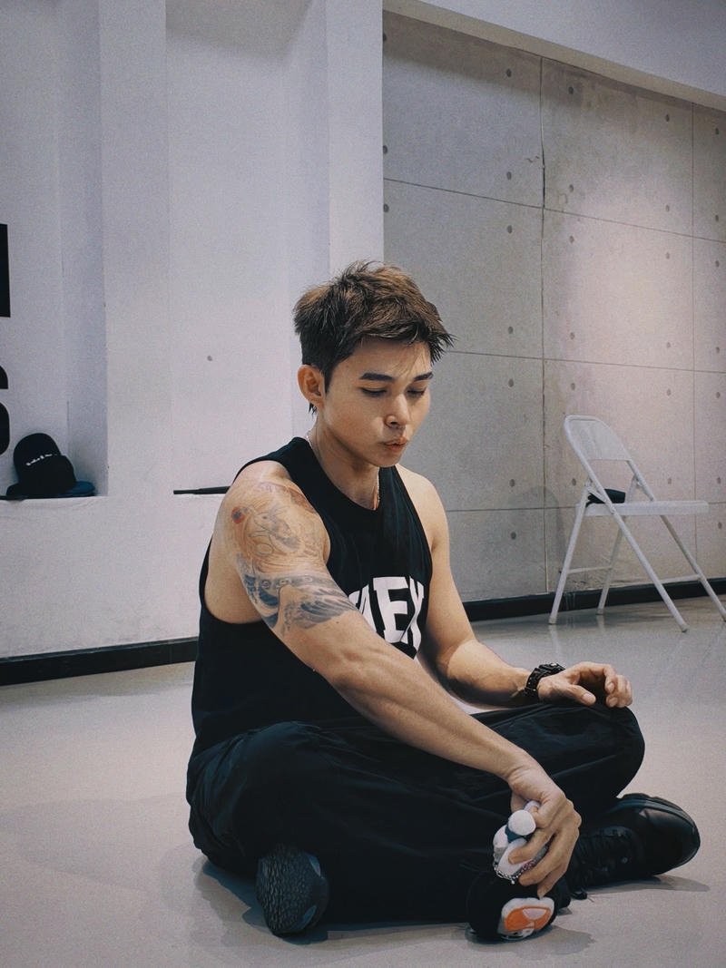 Phong thái tự tin hình nền Jun Phạm cuốn hút