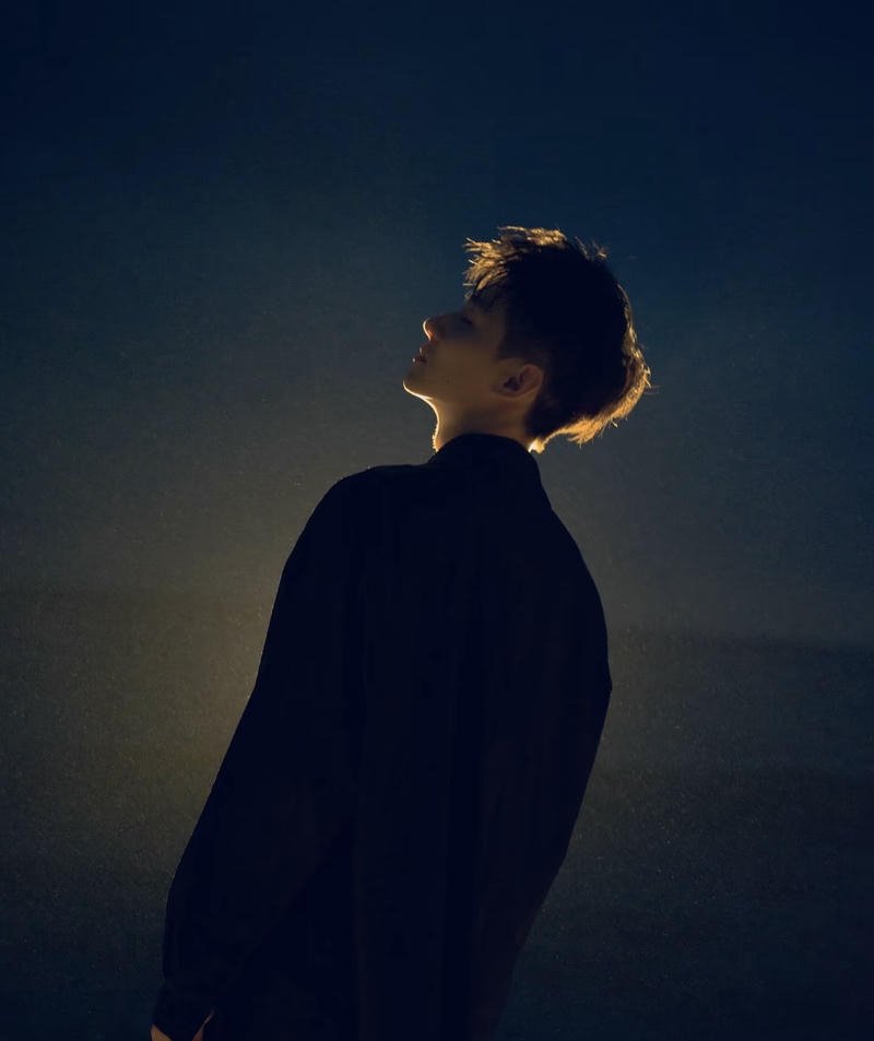 Sad boy 1 mình giữa đêm khuya mang vibe lạnh lùng