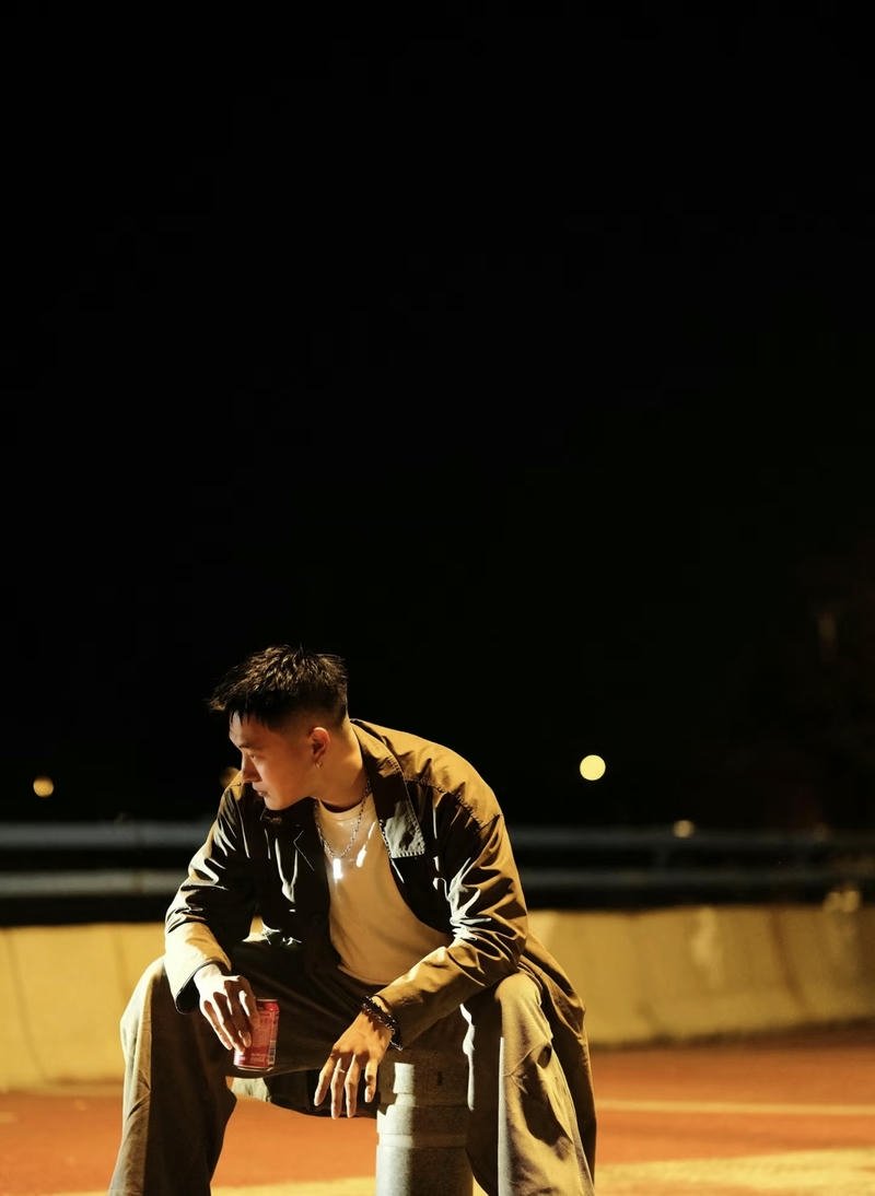 Sad boy anime lạnh lùng ngồi trầm ngâm đen trắng