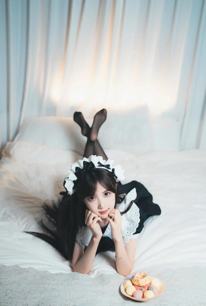 Tạo dáng sáng tạo diện trang phục hầu gái sexy