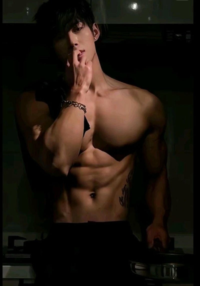 Thân hình cân đối và cơ bụng nổi rõ trai đẹp 6 múi