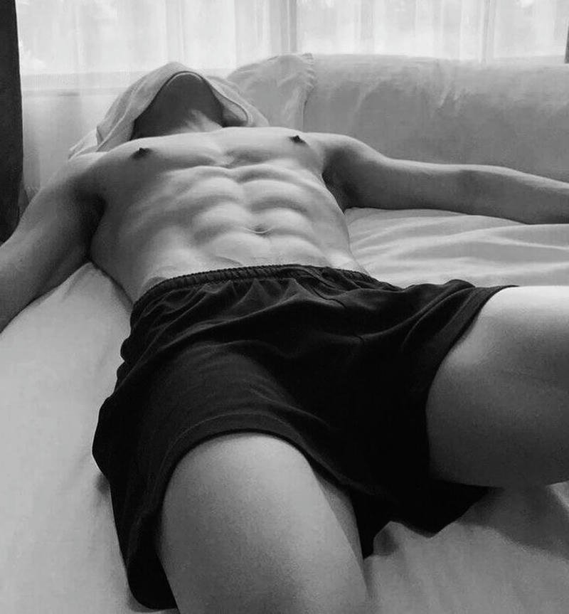 Thân hình chuẩn mẫu với trai đẹp 6 múi che mặt