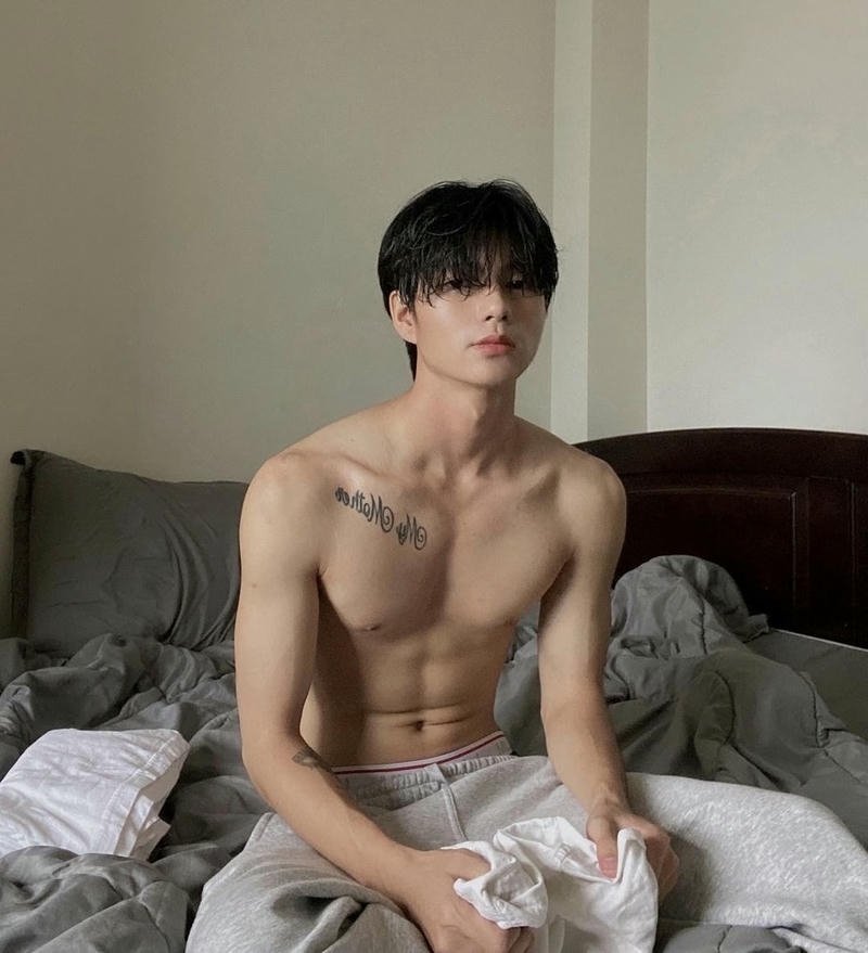 Thân hình nam tính nổi bật với ảnh trai đẹp 6 múi ngoài trời