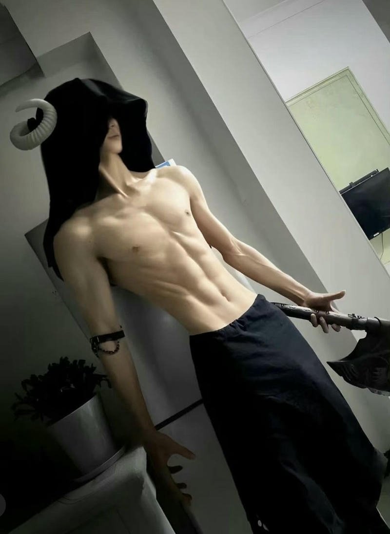 Thân hình vạm vỡ trong ảnh trai đẹp 6 múi che mặt