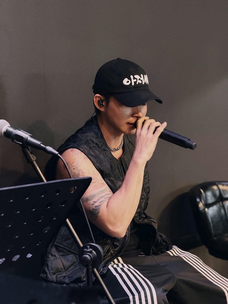 Thần thái chuyên nghiệp hình nền Jun Phạm