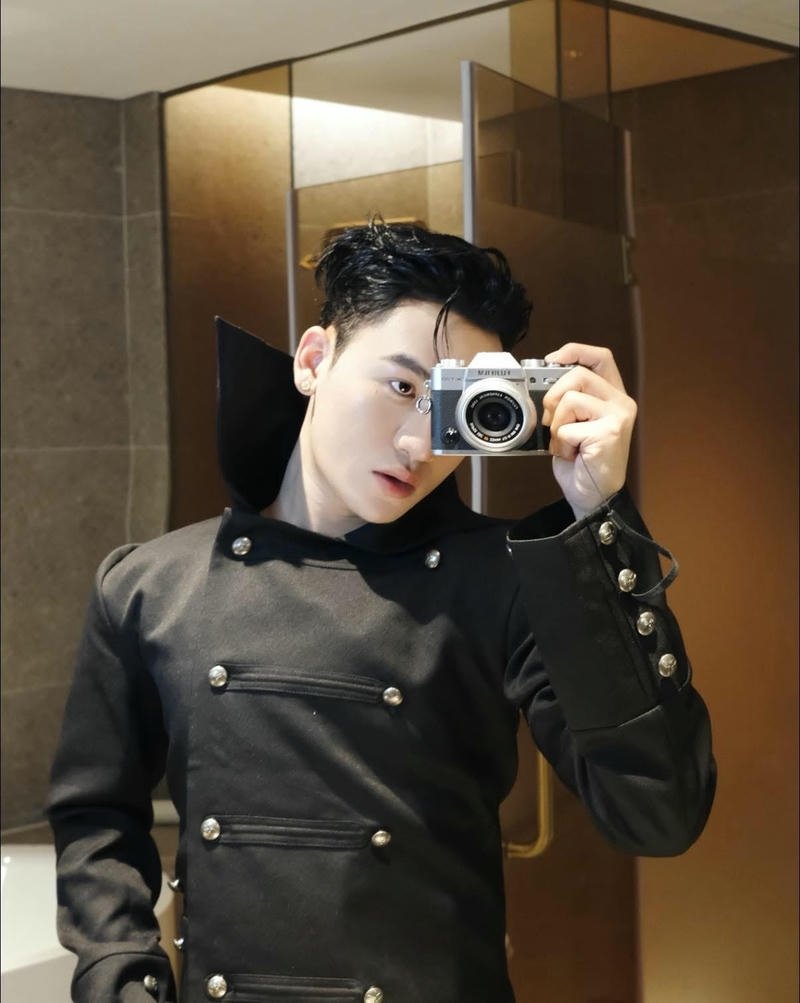 Thần thái cuốn hút của Ali Hoàng Dương khi chụp