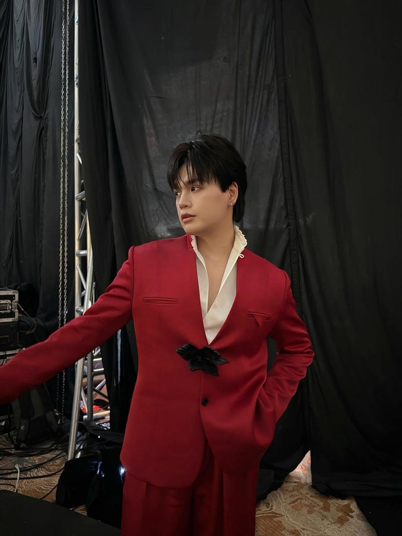 Thần thái cuốn hút của Nguyễn Trần Trung Quân trong ảnh