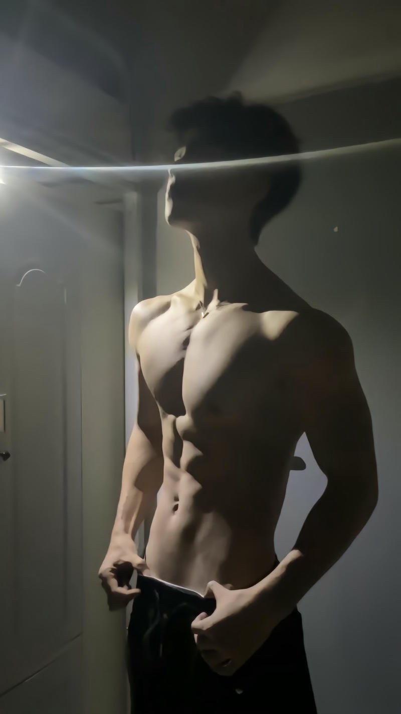 Thần thái cuốn hút của mẫu nam sáu múi che mặt