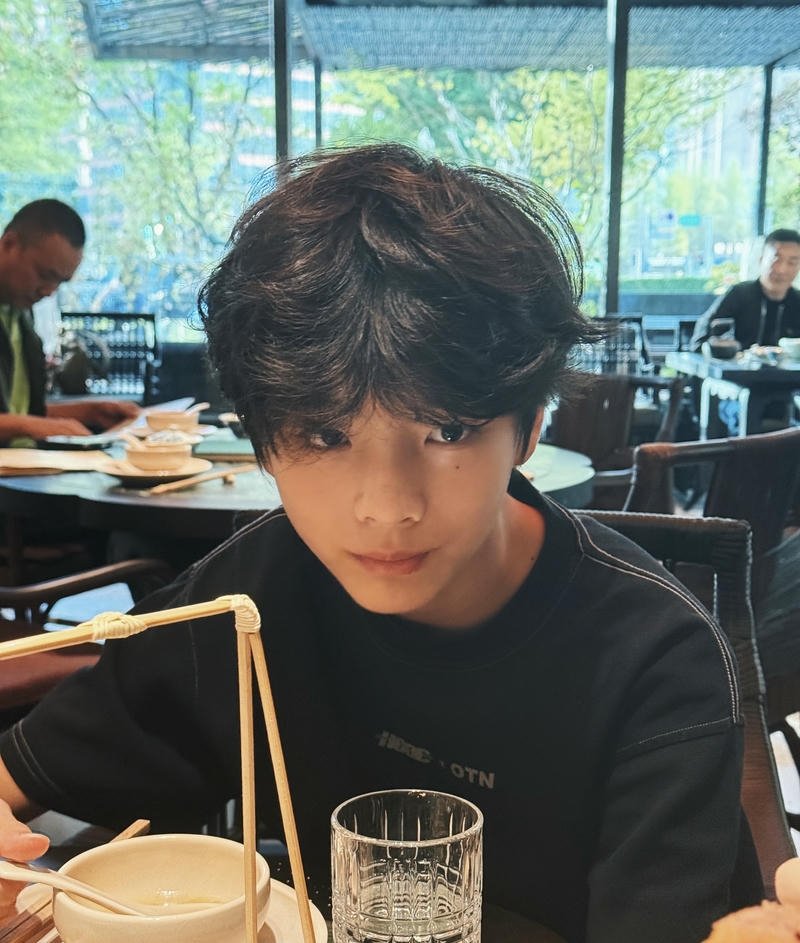 Thần thái cuốn hút của nam sinh trong ảnh trai đẹp 2k12