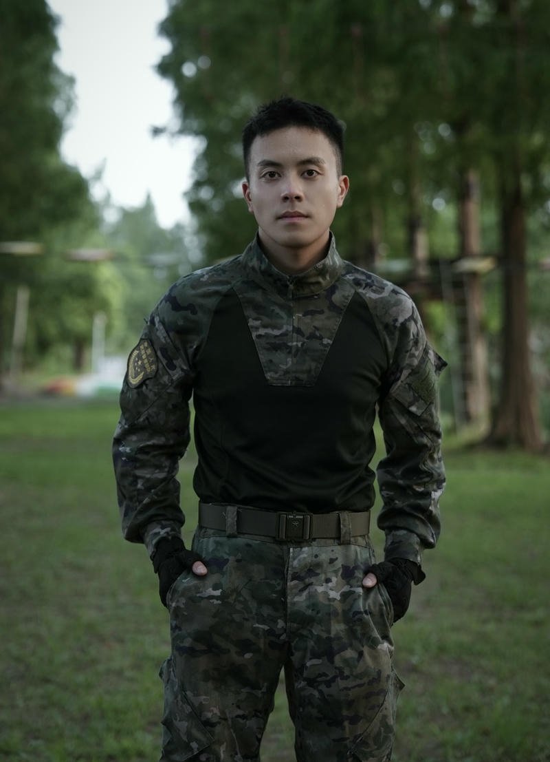 Thần thái điềm tĩnh của người lính trẻ ngoài doanh trại