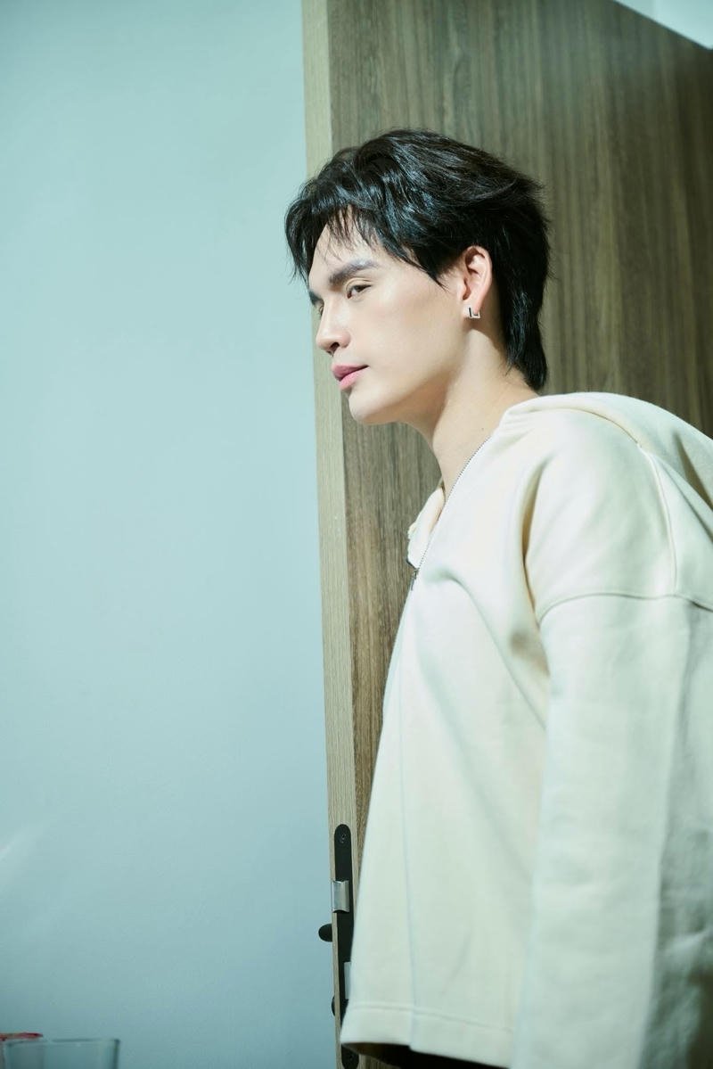 Thần thái lạnh lùng hình nền Nguyễn Trần Trung Quân