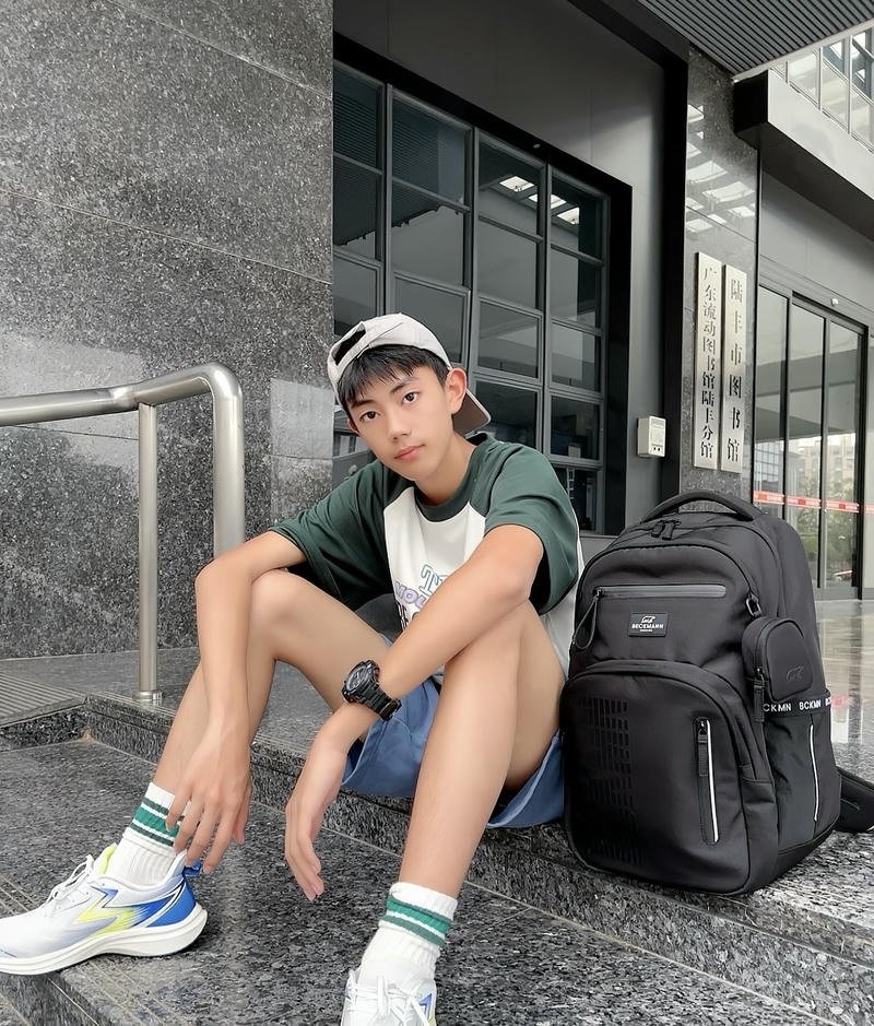 Thần thái nhẹ nhàng của nam sinh trong ảnh trai đẹp 2k12