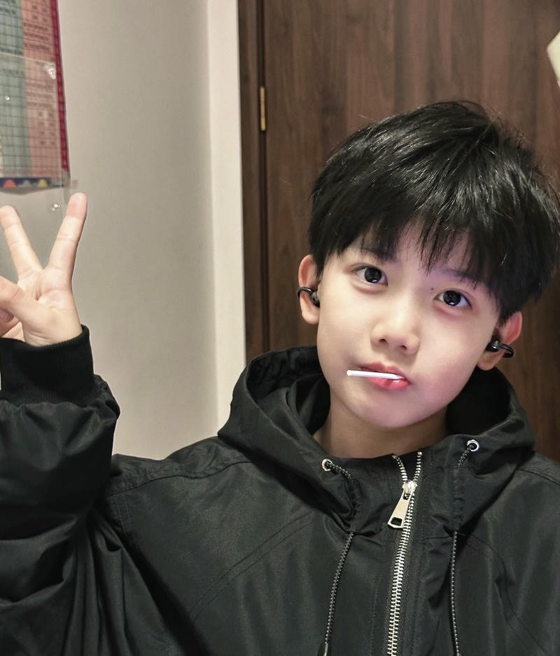 Thần thái nhẹ nhàng tự nhiên của ảnh trai đẹp 2k11 khi nhìn camera