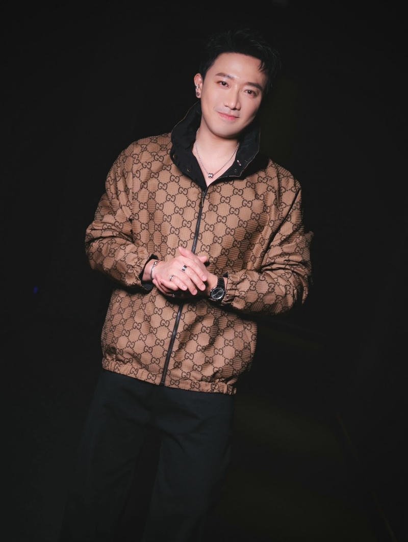 Thần thái nổi bật đầy cuốn hút Trấn Thành