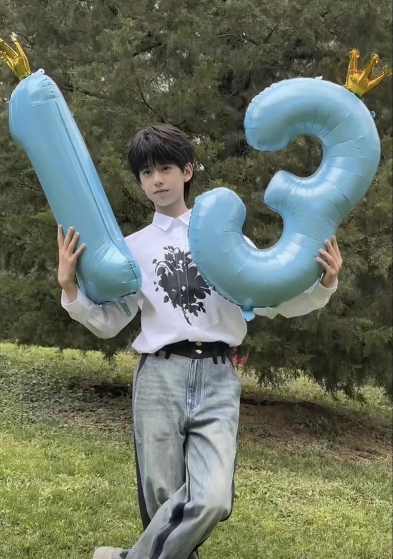 Thần thái tự nhiên của ảnh trai đẹp 2k11 khi chụp ngoài trời