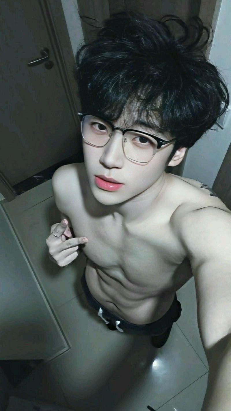 Thần thái tự tin của ảnh trai đẹp sáu múi trẻ trung