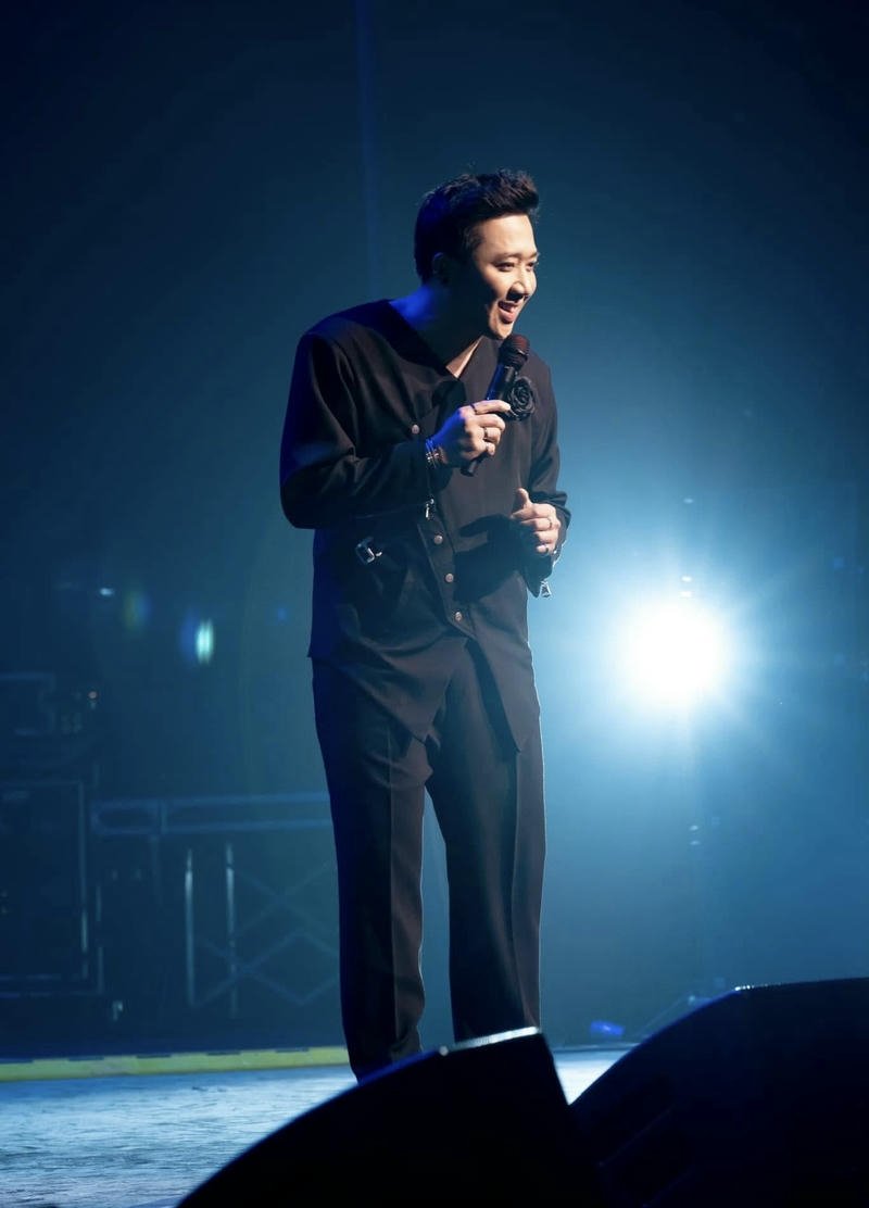 Thần thái tự tin trên sân khấu Trấn Thành