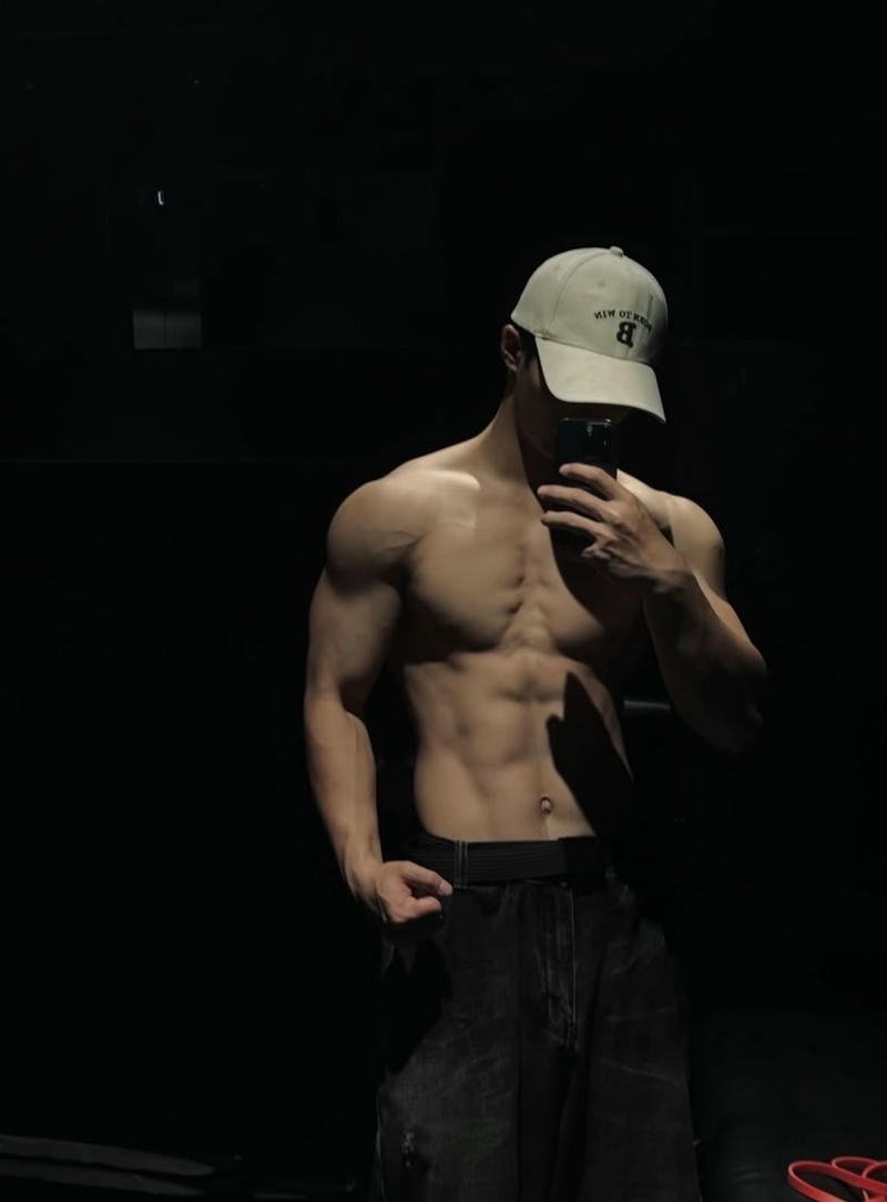 Thân trên cường tráng được chụp ảnh che mặt cuốn hút