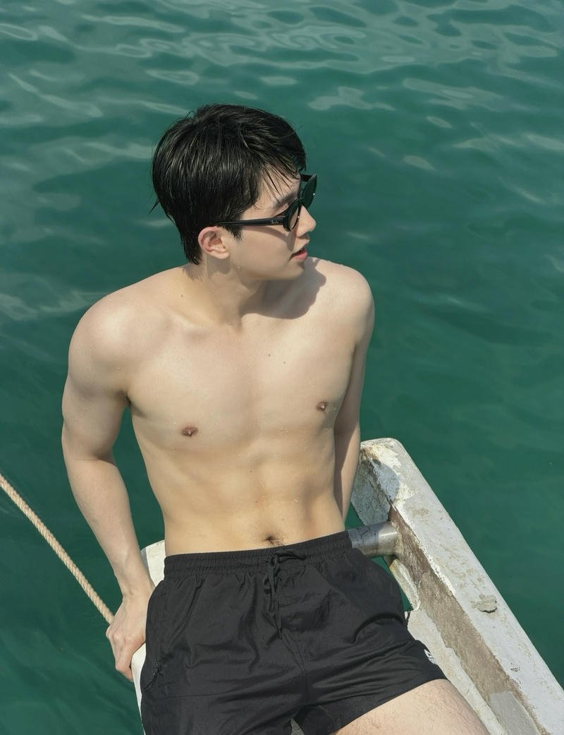 Trai 6 múi khoe thân hình khỏe khoắn dưới nắng biển