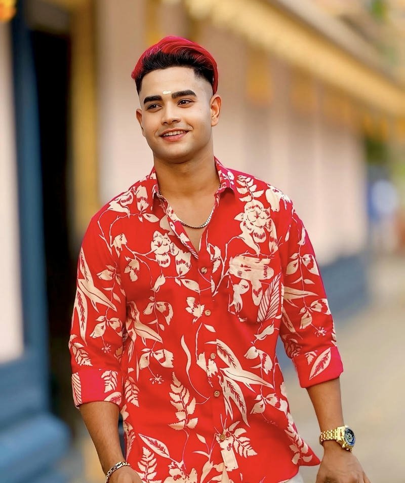 Trai Ấn Độ rạng rỡ nụ cười tươi sáng