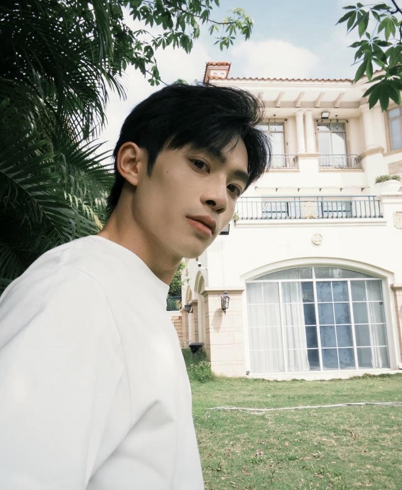 Trai Douyin phong thái cuốn hút nét mặt trầm