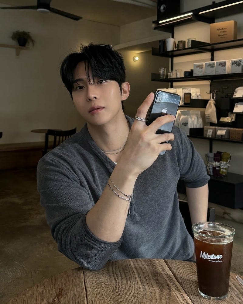 Trai Hàn đi uống cafe chụp hình cực đẹp